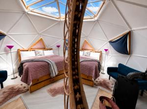 a room with two beds in a geodesic dome at Soho-place in Bran