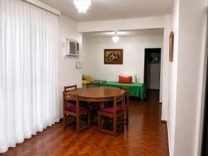 a room with a table and chairs and a green table at Peatonal Sarmiento in Mendoza