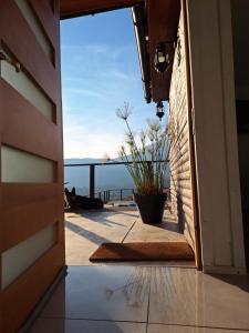 an open door to a balcony with a view of the ocean at Tu rinconcito entre cerros in Requínoa +20 photos