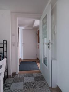a hallway with a door leading to a room at Ferienwohnung unterm Kirschbaum in Großenlüder