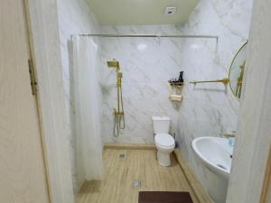 a bathroom with a toilet and a sink at Rusa in P'eria