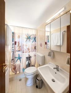 a bathroom with a toilet and a sink at Casa di Ricci Paros in Dhragoulás +8 photos