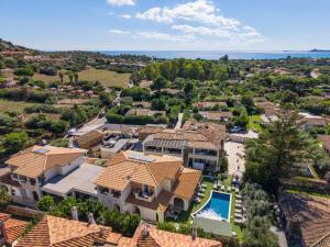 una vista aerea di una casa con piscina di Suimi's Hotel a Villasimius