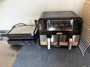 a toaster oven sitting on top of a counter at Gemütlicher Aufenthalt mit Netflix & perfekter Anbindung! in Elmshorn +1 photo