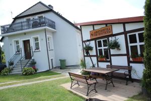 a building with a picnic table in front of it at Agroturystyka Pod Kogutkiem in Czysta