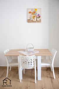 a white dining room table with two white chairs at Roan home Pompei in Pompei
