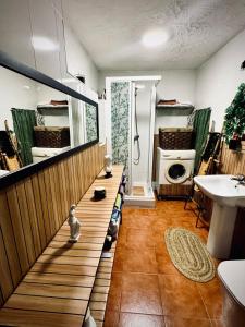a room with a kitchen with a washing machine at Love Home Ronquillo in El Ronquillo