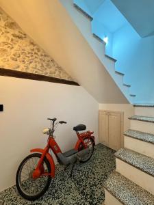 a red bike parked next to a staircase at Tattoo Home in Martone