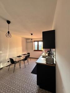a kitchen and dining room with a table and chairs at Tattoo Home in Martone