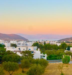 a view of a city at sunset at Casa di Ricci Paros in Dhragoulás