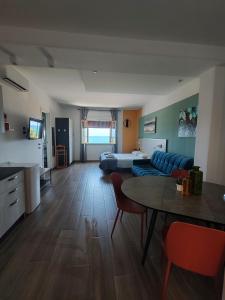 ein Wohnzimmer mit Sofa und Tisch in der Unterkunft Levante in Trani