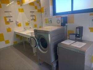 a laundry room with a washing machine and a sink at Bateau SKAMP in Mâcon