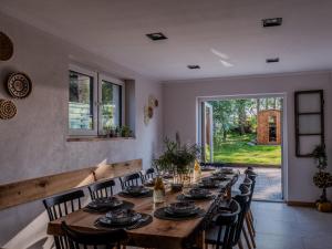 a dining room with a long table and chairs at OSNOWA Racławice in Racławice