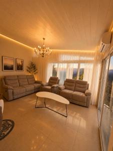a living room with a couch and a table at וילת הארי בעתיקה in Safed