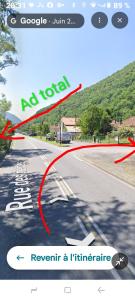 a screenshot of a road with a red arrow pointing to a car at Tente tout confort in Sarrancolin
