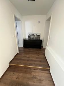 an empty room with a wooden floor and white walls at Ferienwohnung zum Kriegerdenkmal in Alzey