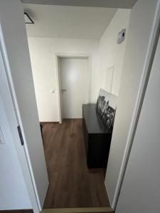 a hallway leading to a room with a table at Ferienwohnung zum Kriegerdenkmal in Alzey +1 photo