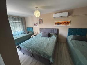a bedroom with a bed and a couch at Apartman Happy 4 in Kragujevac