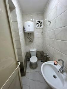 a small bathroom with a toilet and a sink at Sobh safa holiday in Al Ghuşnah