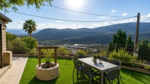 a patio with a table and chairs and a view at וילת הארי בעתיקה in Safed