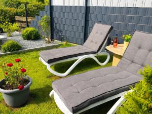 a chair and a table in a yard at Zwischen Schlei & Ostsee in Kappeln