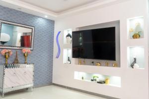 a living room with a tv on a wall at 3 dormitorios y confortable apartamento in Santo Domingo