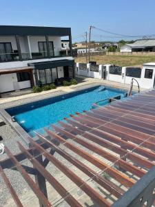 a swimming pool in front of a house at Boa Vista villa in Paramaribo
