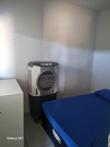ein Zimmer mit einem Bett und einer Klimaanlage in der Unterkunft Ney kitnet in Pirapora