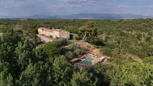 an aerial view of a house with a swimming pool at Suite piscine in Valensole
