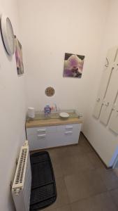 a white room with a desk with a window at Tor zur Weinstrasse, Smart & Einfach in Leibnitz +15 photos