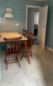 a dining room with a table and two chairs at Casa com 2 quartos Mobiliada próxima ao Batel e Parque Barigui in Curitiba