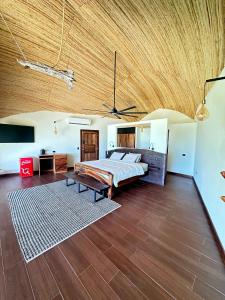 a bedroom with a bed and a wooden ceiling at Villa Green Diamond in Playa Flamingo