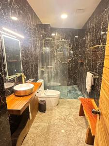 a bathroom with a shower and a toilet and a sink at Villa Green Diamond in Playa Flamingo