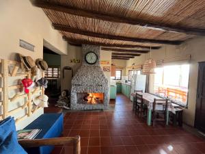 ein Wohnzimmer mit Kamin und einem Tisch in der Unterkunft Finca Basin in Barreal