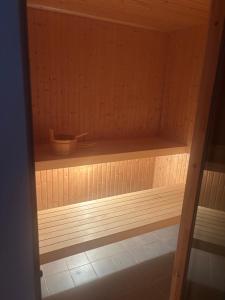 a wooden shelf in a sauna with a bowl on it at Skid vm in Falun
