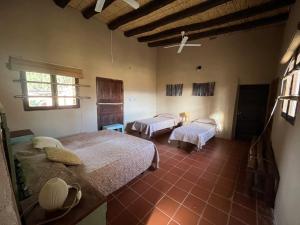 ein Schlafzimmer mit zwei Betten und einem Fenster in der Unterkunft Finca Basin in Barreal