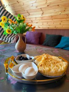 un tavolo con un piatto di cibo su un tavolo di Machakhela Hills a Machakhlispiri