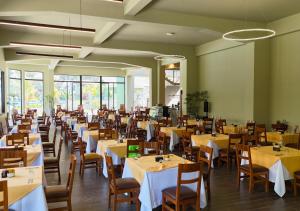 a dining room filled with tables and chairs at Kankay Hotel y Centro de Convenciones in Cieneguilla