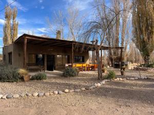 ein Haus mit einem Picknicktisch davor in der Unterkunft Finca Basin in Barreal