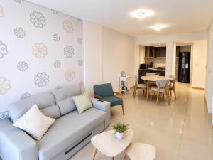 ein Wohnzimmer mit Sofa und Tisch in der Unterkunft AC Suites in Puerto Madryn