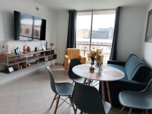 a living room with a table and chairs at Faro 2 Loft Jaime Duque, Autódromo Tocancipá in Tocancipá