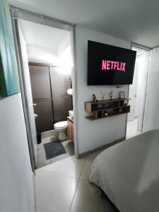 a bathroom with a toilet and a sign that reads netflix at Faro 2 Loft Jaime Duque, Autódromo Tocancipá in Tocancipá +52 photos
