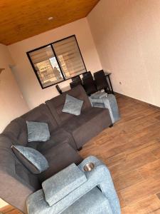 a living room with a couch and chairs in it at Apartamentos Paipa Boyacá "Las Quintas" Pisos 2 y 3 in Paipa