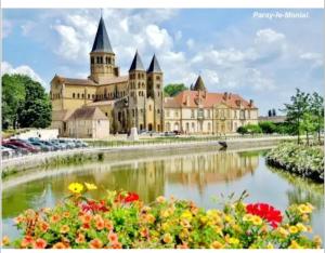 a large castle with a pond in front of it at Refuge climatisé tout proche du Pal in Le Pin
