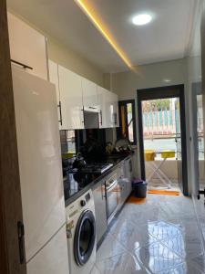 a kitchen with a washer and a washing machine at Appartement 2 chambres Martil in Martil +11 photos