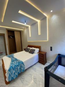 a bedroom with a bed and a mirror on the wall at Appartement 2 chambres Martil in Martil