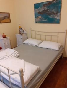 a bedroom with two beds and a painting on the wall at Casa Luna Betiluna in Ciclova-Montană