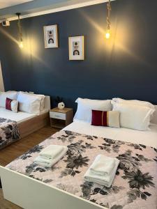 a room with two beds and a blue wall at MARIALENA HOMe in Petropiyí
