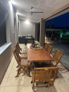 a wooden table and chairs in a living room at MARIALENA HOMe in Petropiyí