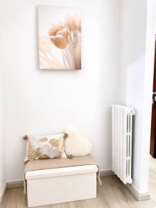 a white room with a bench and a picture on the wall at Liam House - Stanza 2 in Limbiate +3 photos